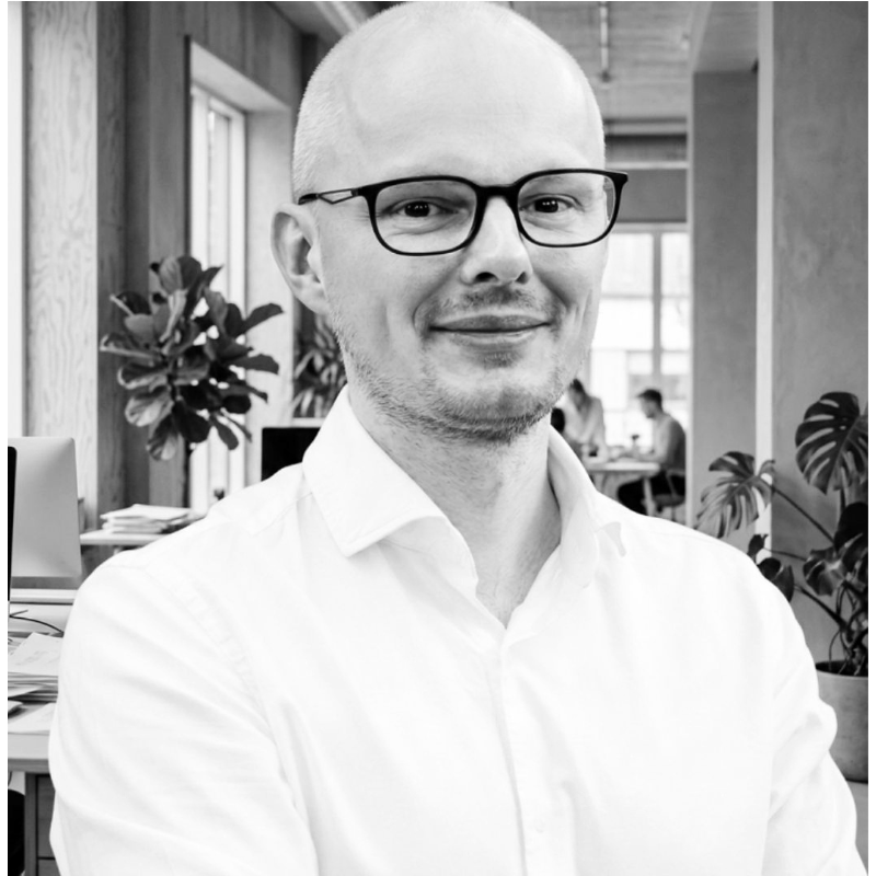 Adam Radzki – mentor startupów i ekspert w sprzedaży B2B, strategii wzrostu, AI oraz fuzjach i przejęciach.