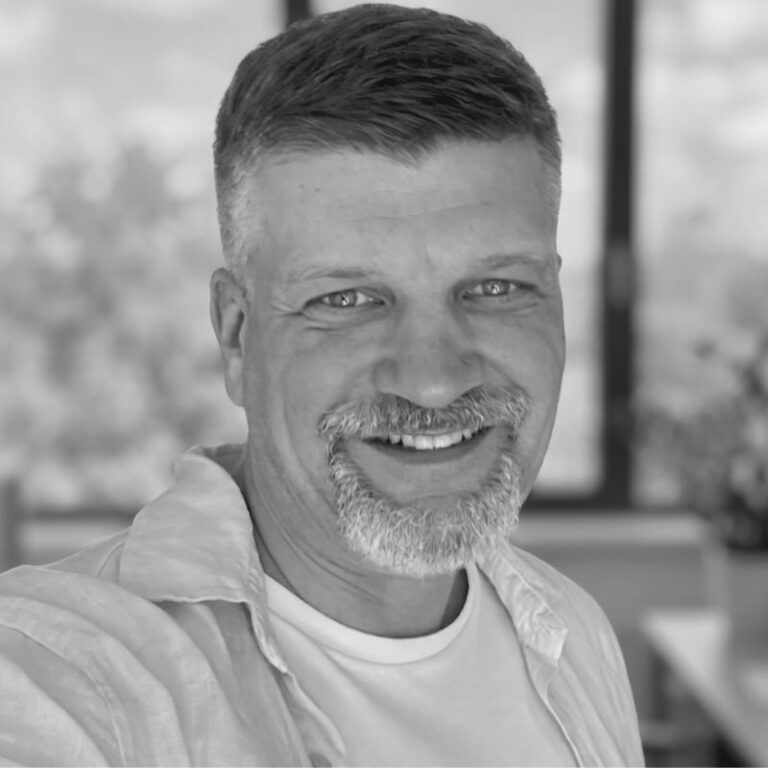 Adam Tomaszewski - przedsiębiorca specjalizujący się w skalowaniu startupów, strategii biznesowej, rozwoju produktów i zarządzaniu.