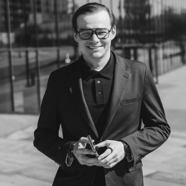 Adrian Stelmach - ekspert transformacji cyfrowej i Industry 4.0 pomagający founderom budować, skalować i rozwijać technologiczne biznesy B2B.