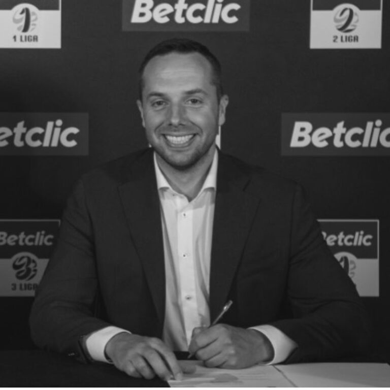 Bartłomiej Płoskonka - przedsiębiorca i inwestor specjalizujący się w marketingu, aplikacjach mobilnych i skalowaniu biznesu.